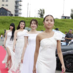 鈴木梨恩、西森由美子らベストオブミスグランプリが美脚アピールのドレスでウォーキングを披露！＜TOKYO SUPERCAR DAY 2024＞