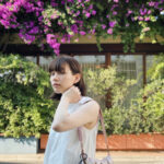 のん、満開に咲く紫陽花の横で…涼しげな白のセットアップコーデ＆ポケモン コダックとのデートSHOT！？「見惚れてしまいます」「コダックもオシャレで可愛い」の声！