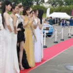 鈴木梨恩、西森由美子らベストオブミスグランプリが美脚アピールのドレスでウォーキングを披露！＜TOKYO SUPERCAR DAY 2024＞