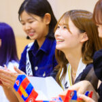 ミスユニバーシティグランプリ鈴木梨恩らファイナリスト7名が珠洲市の小学校を訪問。お土産を通して「全国の人が応援している」とエールを伝える