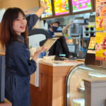 【動画】舞台役者・伊藤綾佳がフレッシュネス中目黒店でパクチーバーガーに挑戦！