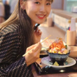 【動画】大阪出身・アーティスト未怜がミニスカ美脚コーデで東京ドームシティで食レポ！第１弾でもつ鍋、海鮮丼に挑戦＜FOOD STADIUM TOKYO＞