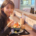 【動画】大阪出身・アーティスト未怜がミニスカ美脚コーデで東京ドームシティで食レポ！第１弾でもつ鍋、海鮮丼に挑戦＜FOOD STADIUM TOKYO＞