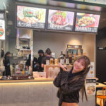 【動画】大阪出身・アーティスト未怜がミニスカ美脚コーデで東京ドームシティで食レポ！第１弾でもつ鍋、海鮮丼に挑戦＜FOOD STADIUM TOKYO＞