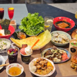 【動画】大阪出身・アーティスト未怜がミニスカ美脚コーデで東京ドームシティで食レポ！第１弾でもつ鍋、海鮮丼に挑戦＜FOOD STADIUM TOKYO＞