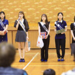 ミスユニバーシティグランプリ鈴木梨恩らファイナリスト7名が珠洲市の小学校を訪問。お土産を通して「全国の人が応援している」とエールを伝える