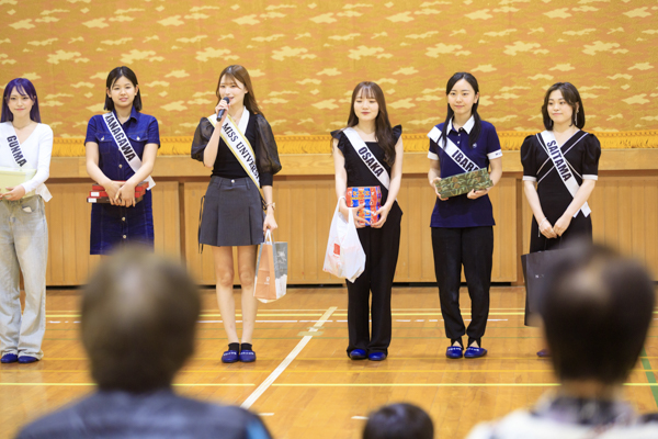 ミスユニバーシティグランプリ鈴木梨恩らファイナリスト7名が珠洲市の小学校を訪問。お土産を通して「全国の人が応援している」とエールを伝える