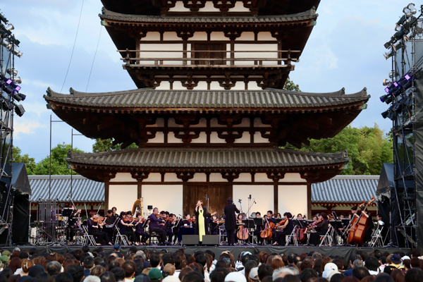 シンガーソングライター絢香、世界遺産・薬師寺東塔落慶記念奉納『絢香 SYMPHONIC CONCERT in 薬師寺』フルオーケストラ公演を開催