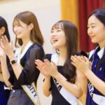 ミスユニバーシティグランプリ鈴木梨恩らファイナリスト7名が珠洲市の小学校を訪問。お土産を通して「全国の人が応援している」とエールを伝える