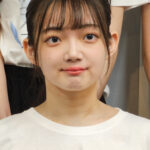 【動画】八坂沙織プロデュースアイドル・終末のアンセムが8/1にデビュー！八坂はクールなミニスカ美脚コーデで登場！
