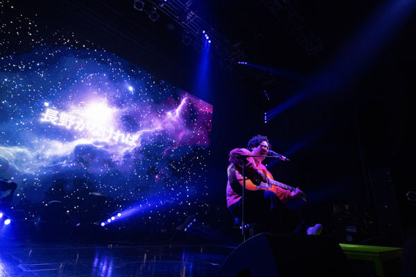 岡崎体育 Zepp Tour 2024完走！最新曲「失恋ソング」を武田真治氏と初コラボLIVEパフォーマンス！