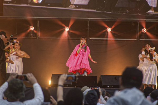 【写真特集】島谷ひとみがピンク色衣装で伸びかやな歌声で魅了！＜PEACE STOCK 79'＞