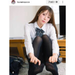 つなまよ！、制服姿で足裏チラ見せ！透け感たまらない黒タイツ姿で登場！