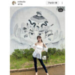 フリーモデル・KM、美デコルテあらわなオフショットにファン歓喜の声！「肩出し、セクシーですね」「おみ足、ほっそ」