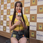 【動画】清水にな、魅惑くびれが際立つミニ丈デニム衣装で「3代目シントトロイデンガールズ就任」への意気込みを語る！