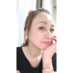 渡辺美奈代、おでこ出しのラフヘアで『ホッ』な微笑み姿に「色白の綺麗なお肌つやつや～」「お肌がやっぱり綺麗」「おデコ出しもお似合い」の声！