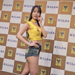【動画】清水にな、魅惑くびれが際立つミニ丈デニム衣装で「3代目シントトロイデンガールズ就任」への意気込みを語る！