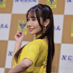 【動画】清水にな、魅惑くびれが際立つミニ丈デニム衣装で「3代目シントトロイデンガールズ就任」への意気込みを語る！