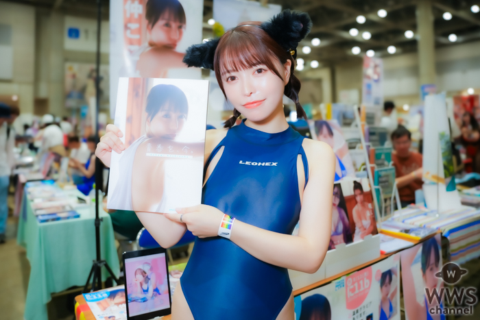 【写真特集】星仲ここみ、美人オーラ全開の競泳水着姿でコミケに降臨！(本人コメントあり)＜コミックマーケット104＞