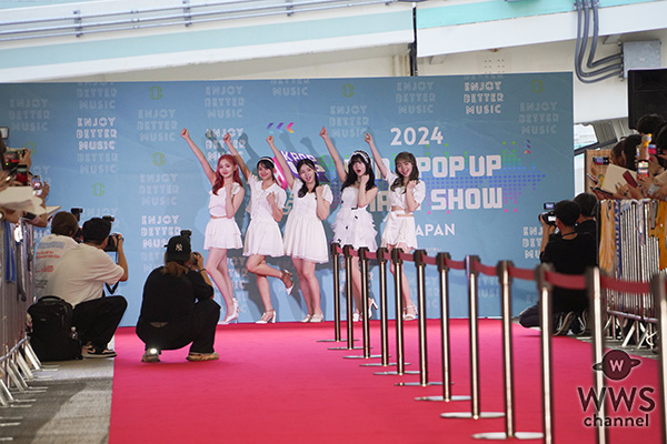 【動画】Busters、フリルがかわいすぎる真っ白コーデでレッドカーペットに登場！＜2024 ENA K POP UP CHART SHOW IN JAPAN＞