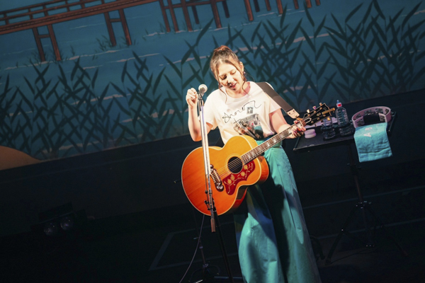 15周年イヤーの阿部真央、弾き語りソロツアー【15th Anniversary Abe Mao Solo Live Tour 2024】ライブレポートが到着！