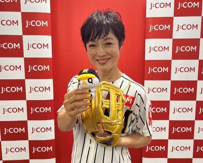 阪神甲子園球場で「J:COM 超速ネット光デー」開催！虎党の有働由美子が背番号「100」で始球式に再挑戦！