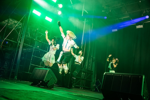 【写真特集】MOON RABBiTS、ギガソニにクールで可愛いモノクロ衣装衣装で登場！＜GIGA・GIGA SONIC presented by ドラゴンエッグ ~ in 幕張メッセ vol.2 ~＞