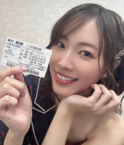 松井珠理奈、笑顔で「おうどん」すする姿にファン歓喜！「顔面もお衣装も勝負も全部お強い」