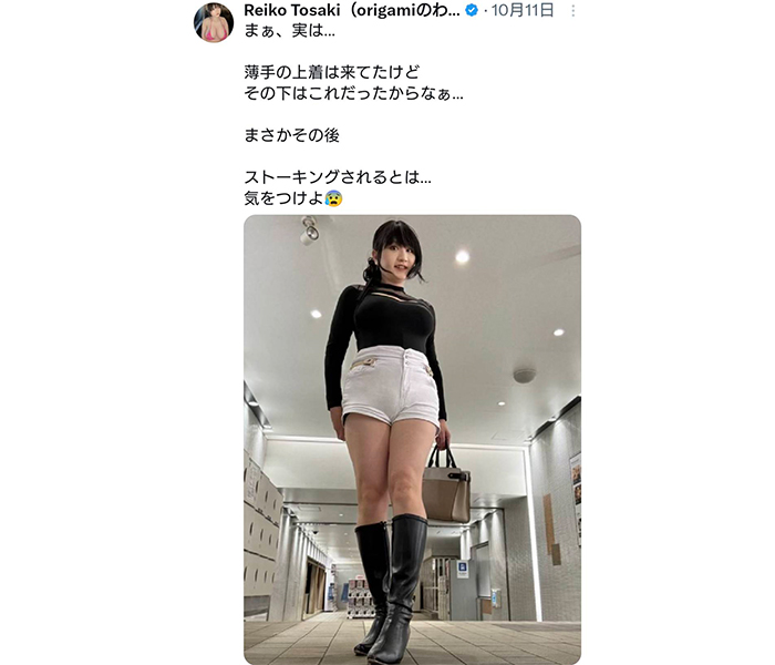 フリーモデル・Reiko Tosaki、大人のモノクロコーデで迫力ある美脚ショット披露！