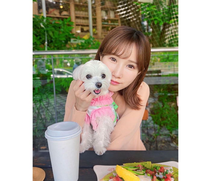 ペット好きの小島みなみ、愛犬しゅくるとの可愛すぎる2SHOT公開！さらにブランドプロデュースを記念して11月にイベント開催決定！