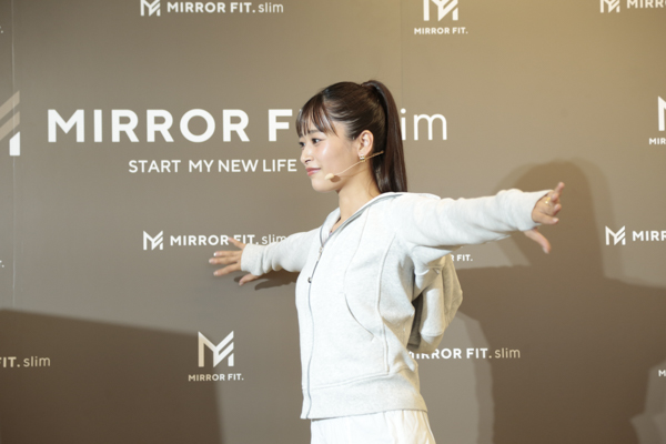 近藤千尋がスマートミラー「MIRROR FIT.」新デバイス「slim」記者発表会に登場！