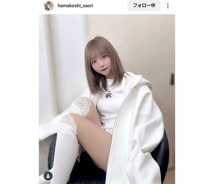 濱越さおり、キュートすぎる真っ白コーデで美脚チラ見せ！