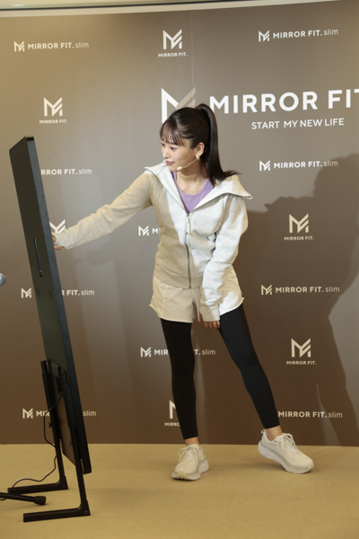 近藤千尋がスマートミラー「MIRROR FIT.」新デバイス「slim」記者発表会に登場！