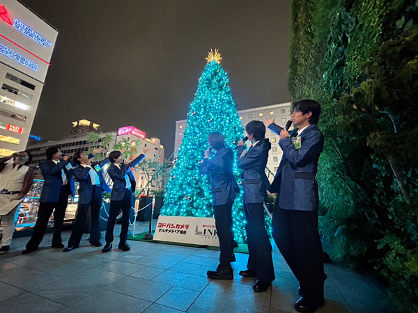 秋元康プロデュース・MATSURI、大阪・梅田のクリスマスツリー点灯式に初見参!!