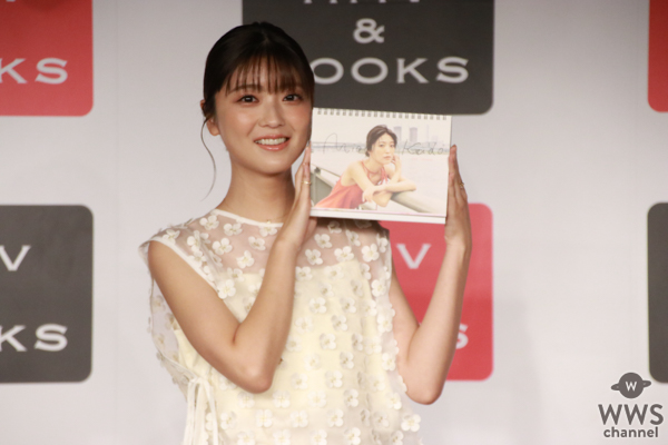 工藤美桜が美脚あらわな清楚ミニ丈コーデでカレンダー発売イベントに登場！会心の出来に「100億点です」