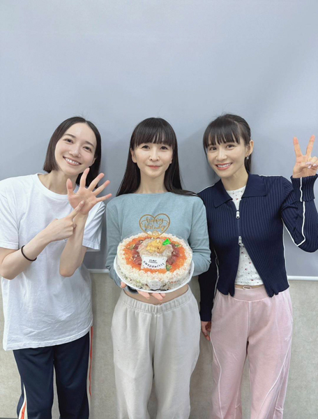 Perfume・かしゆか、お腹チラ見せコーデで誕生日祝い！「一生好きです」