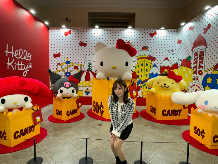 日本が誇る世界に羽ばたくキティラー・七嶋舞、現在開催中のHello Kitty展に訪問しプライベートショットを公開！