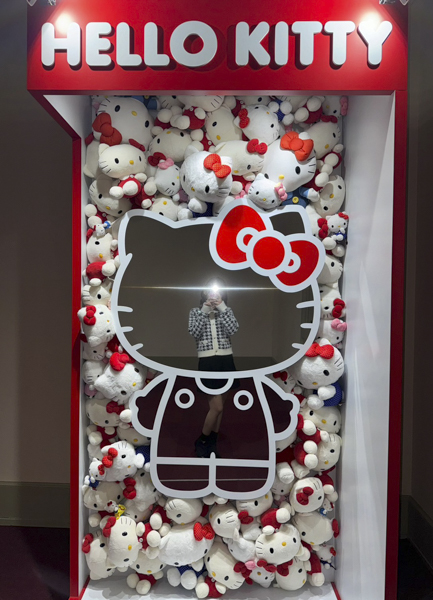 日本が誇る世界に羽ばたくキティラー・七嶋舞、現在開催中のHello Kitty展に訪問しプライベートショットを公開！