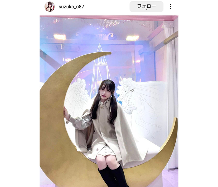 大宮すずか、キュートなケープ衣装で美脚チラ見せ！