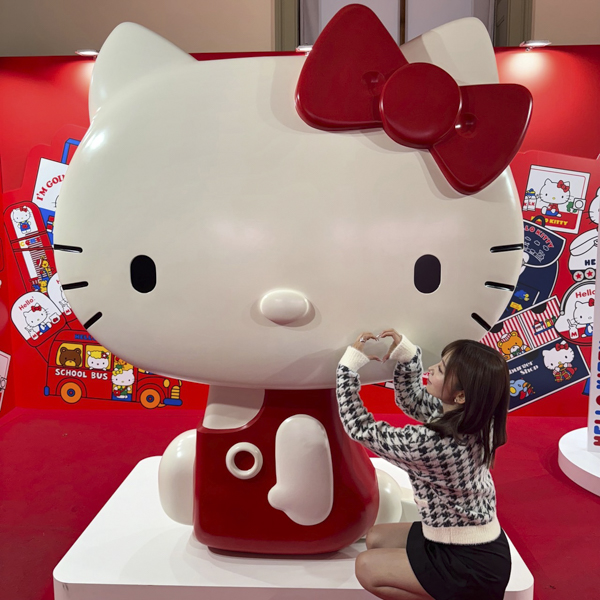 日本が誇る世界に羽ばたくキティラー・七嶋舞、現在開催中のHello Kitty展に訪問しプライベートショットを公開！