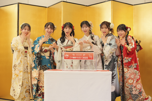 【レポート】「2025年 AKB48 二十歳のつどい」巳年にちなんで白蛇もサプライズ登場！