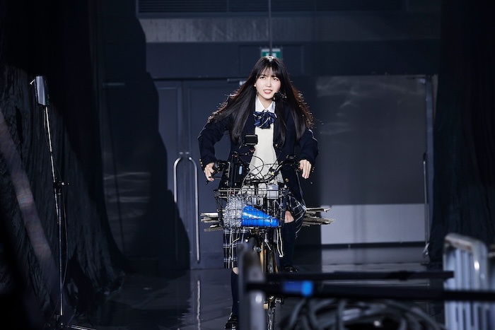 乃木坂46・久保史緒里、青春感あふれる制服姿で自転車を漕ぎながら登場！「めっちゃ楽しい〜！」＜乃木坂46のオールナイトニッポン presents 久保史緒里の青春文化祭 in 横浜アリーナ＞