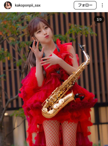 CiON・佳子、情熱カラーの衣装からチラリ網タイツがセクシー！