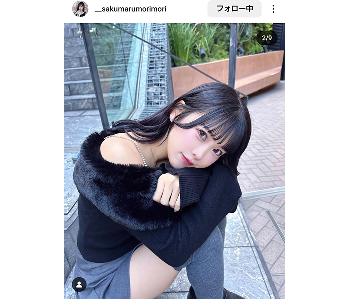 咲真ゆか、モノトーン衣装で美肌あらわに！「アヒル口が可愛い〜」「可愛すぎる」