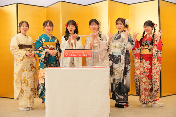 【レポート】「2025年 AKB48 二十歳のつどい」巳年にちなんで白蛇もサプライズ登場！