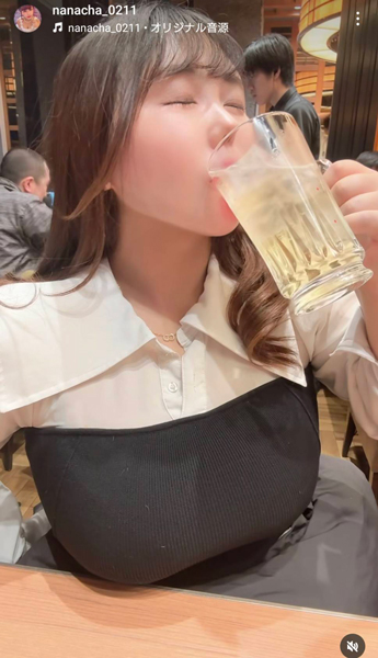 なな茶、巨乳際立つかわいい飲みっぷりにファン悶絶！