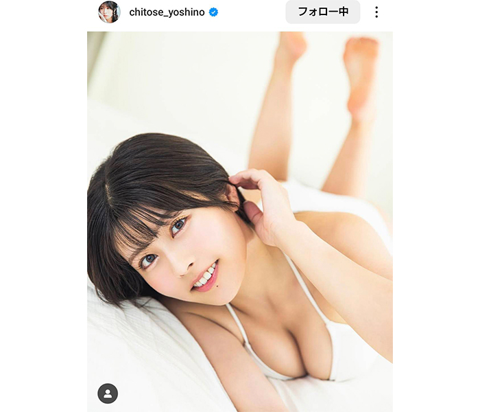 ちとせ よしの、もっちり美乳に釘付け！ベッド上の寝そべりショットでファン悩殺！