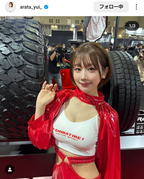 あらた唯、美脚際立つレースクイーン姿でオートサロンに登場！