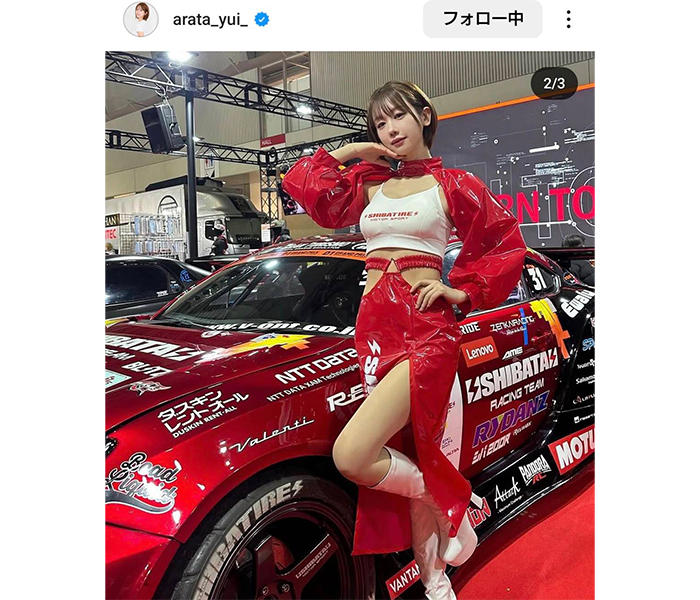 あらた唯、美脚際立つレースクイーン姿でオートサロンに登場！