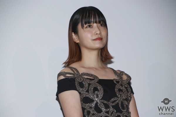 深川麻衣が主演映画『嗤う蟲』舞台挨拶にエレガントなパンツスタイルで登場！一番の思い出は城定監督の「一番の笑顔」